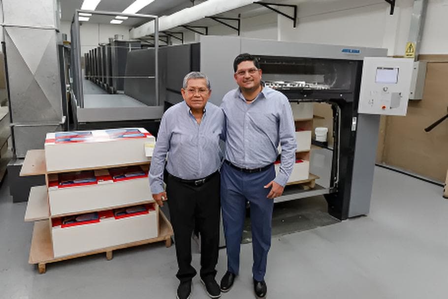 Fundador de Grafimpac junto a su hijo